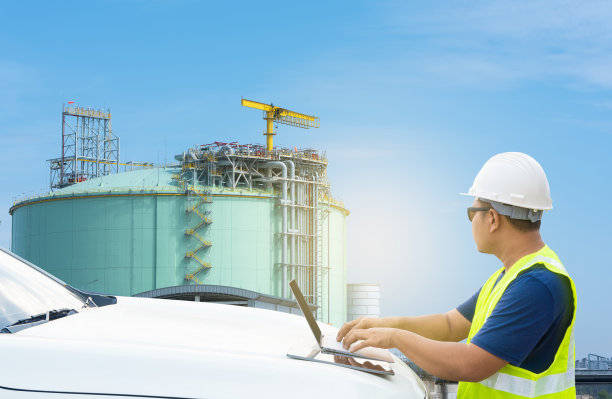 工程师检查大油箱系统的运行情况图片下载