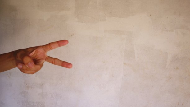 一个男人的手用手指表示数字2图片下载