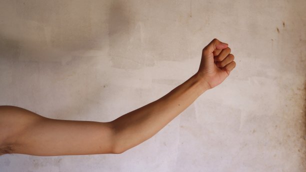 他的胳膊很纤细图片下载