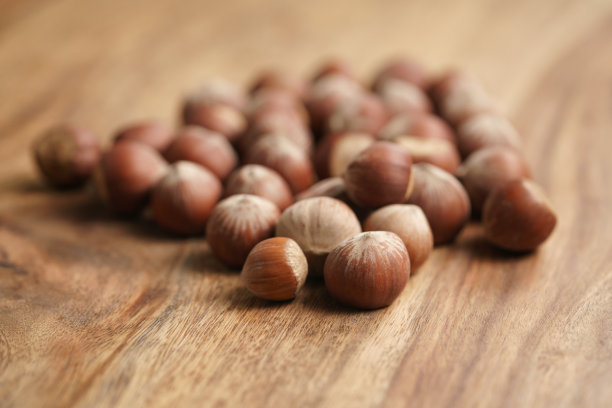 有机榛子在旧木桌的特写照片图片下载