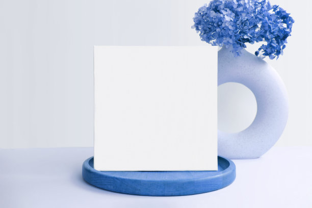 空白贺卡邀请模型。前视图。干花现代木制盘子，纸模拟在蓝色的桌子。副本的空间。最小商业品牌模板。软阴影。北欧飞行设计广告。A6图片下载