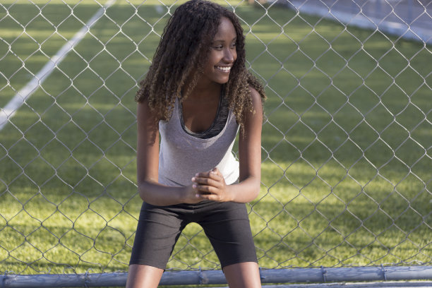 运动的年轻少女伸展身体跑步图片下载