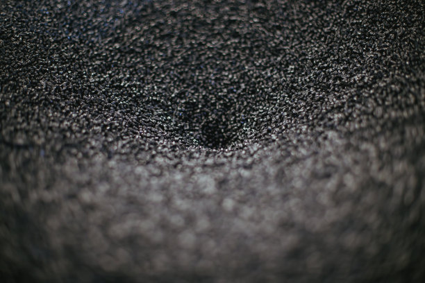 从颗粒到粉末:黑色塑料颗粒在粉碎机上的吸收图片下载