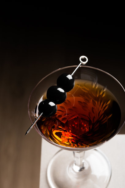 曼哈顿鸡尾酒含酒精的波旁威士忌，甜苦艾酒和苦味酒，樱桃作为装饰图片下载