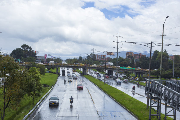 从哥伦比亚波哥大的一座人行天桥上俯瞰街道图片下载