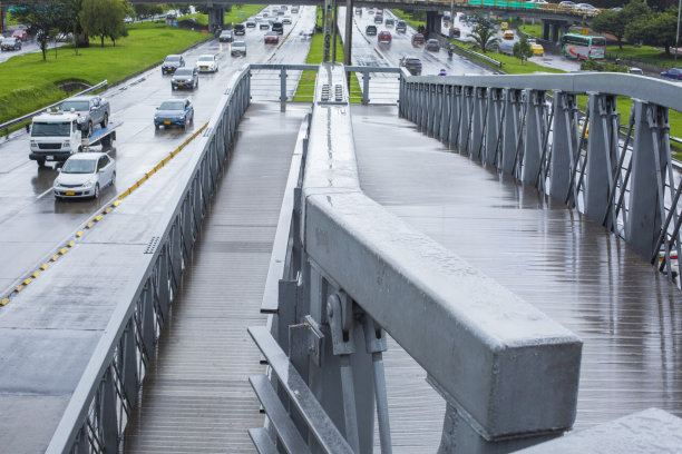 从哥伦比亚波哥大的一座人行天桥上俯瞰街道图片下载