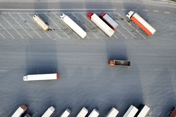 停车场上的卡车。高速公路上的休息区图片下载