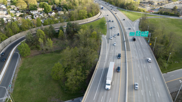 卡车在高速公路上运输图片下载