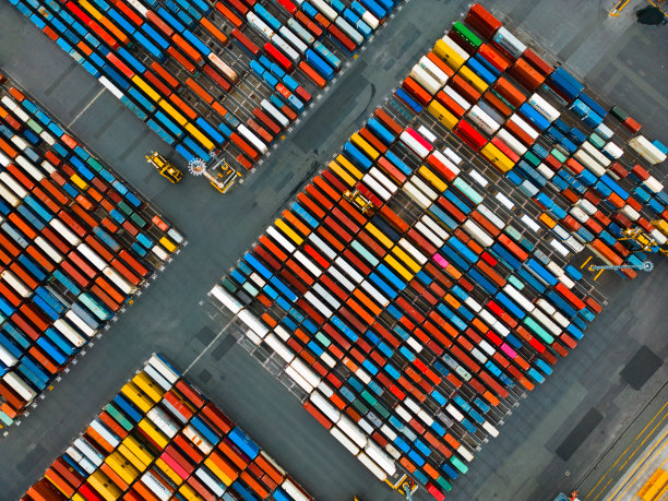 各种颜色的集装箱排列在海边。图片下载