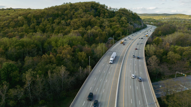 卡车在高速公路上运输图片下载