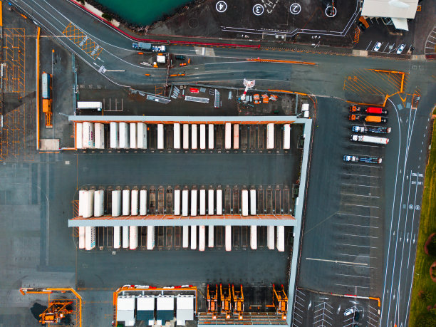 卡车停靠站的卡车鸟瞰图。图片下载