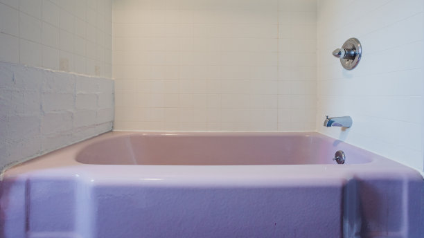 复古紫色浴缸和淋浴图片下载