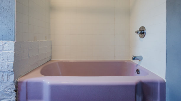 复古紫色浴缸和淋浴图片下载