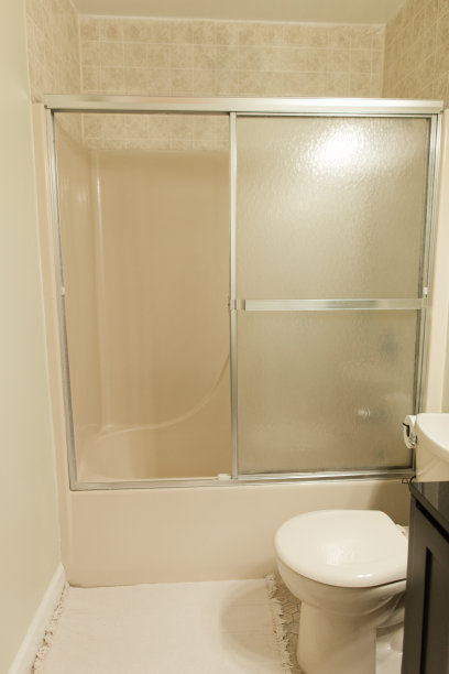 2023年，南佛罗里达联排别墅中过时的20世纪80年代奶油色浴室淋浴/浴缸图片下载