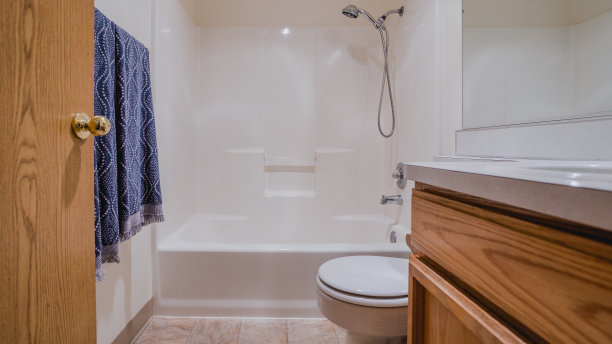 干净的白色浴室和浴缸图片下载