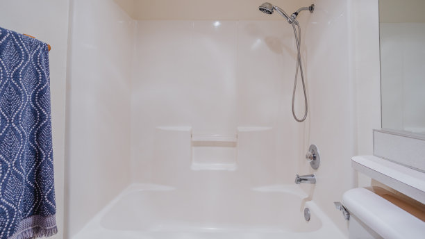 干净的白色浴室和浴缸图片下载