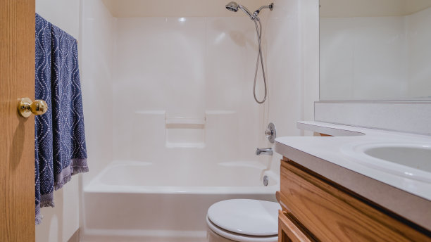 干净的白色浴室和浴缸图片下载