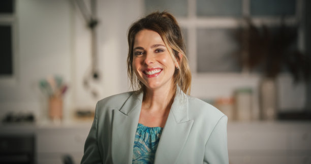 穿着正装、面带微笑的美丽白人女性的肖像。快乐的巴西年轻女子笑得迷人。成功自信的女商人准备迎接挑战图片下载