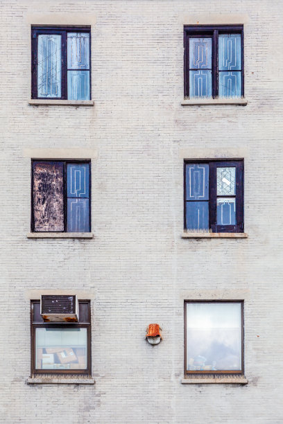 外立面有窗户和黑白相间的颜色图片下载