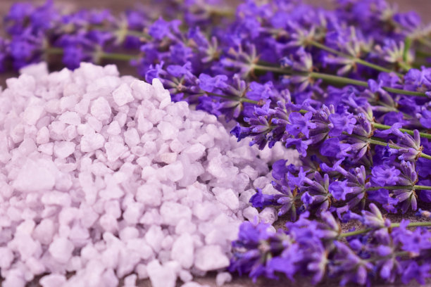 带有薰衣草香味的浴盐。特写镜头。图片下载