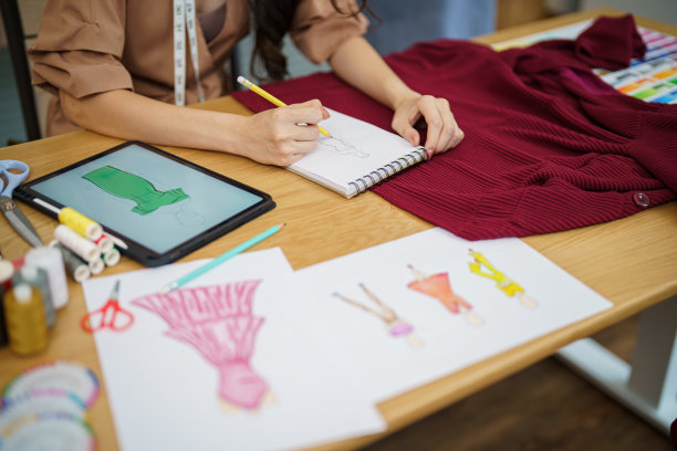 裁缝店里的女裁缝在工作，时尚设计师在工作室设计新的时装系列图片下载