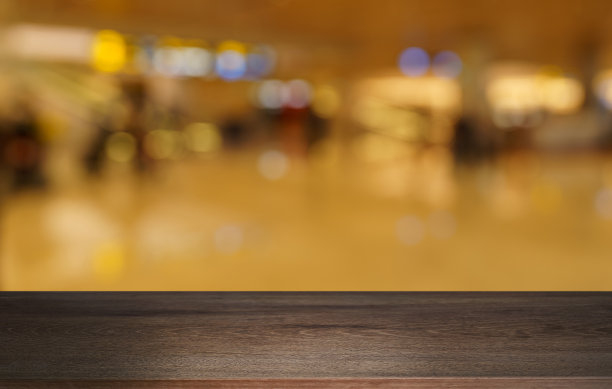 空木桌面和户外花园背景的模糊。空木桌面空间用于文字营销推广。空白木表复制空间的背景图片下载