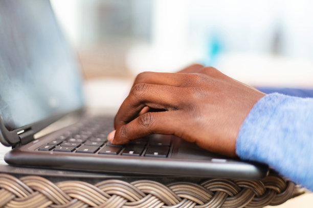 黑人男高中生在家学习系列照片图片下载