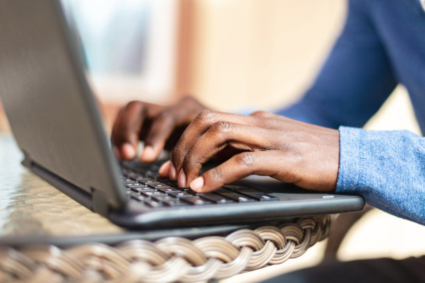 黑人男高中生在家学习系列照片图片下载