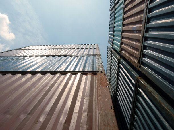 女男女男人人欢快的指着手指手臂手幸运的快乐的祝贺微笑安全帽安全帽黄色白色劳动员工团队合作组海运集装箱工人图片下载