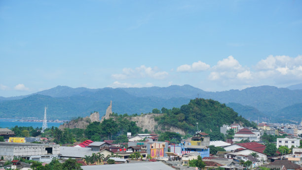 南榜一座以山、蓝天、云、海和海洋为背景的住宅景观。副本的空间。城市俯视图。城市化图片下载
