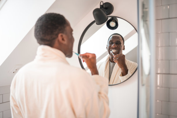 成年黑人在浴室刷牙图片下载