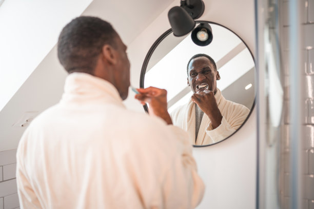 中年黑人拿着牙刷刷牙图片下载