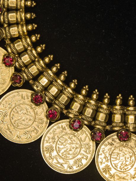 一条带有华丽设计和细节雕刻的复古金项链图片下载