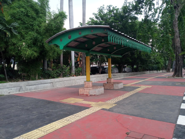 雅加达一个美丽而独特的公交车站。图片下载