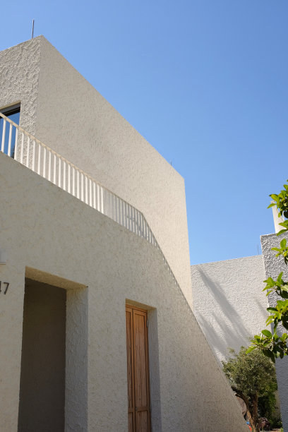 博德鲁姆酒店，简约的白色建筑，蓝色的天空为背景的窗户。图片下载