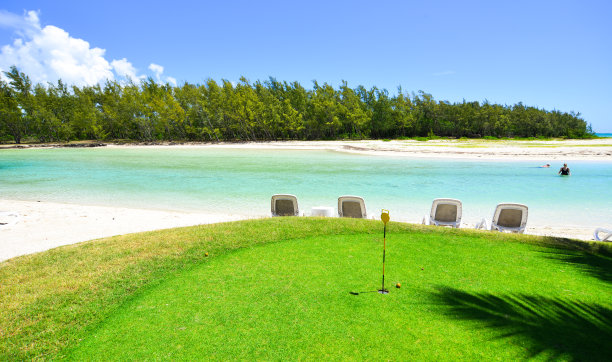 美丽的高尔夫球场景观图片下载