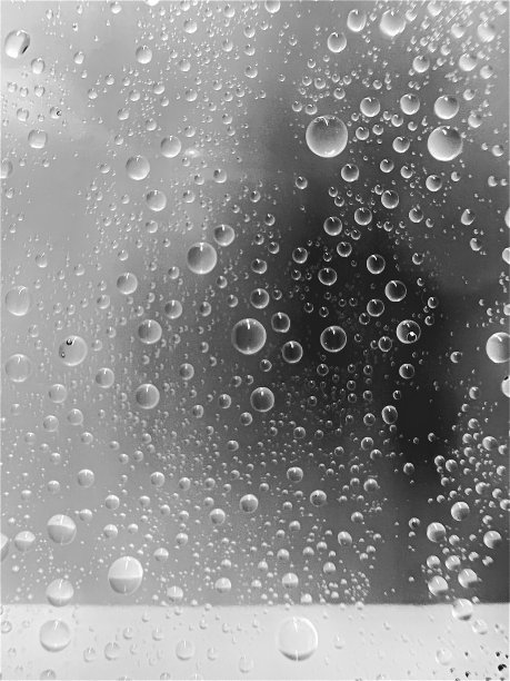 深灰色背景的水滴图片下载