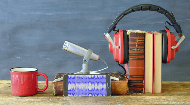 用老式耳机和麦克风录制播客或有声书，智能手机屏幕上的波形图片下载