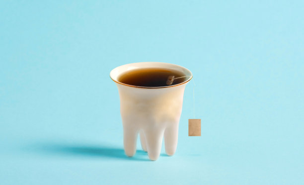 一杯茶和人类牙齿模型的艺术拼贴画。用含咖啡因饮料染色牙齿的概念。牙科诊所的广告海报。图片下载