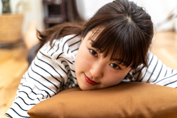 女人躺在家里放松图片下载