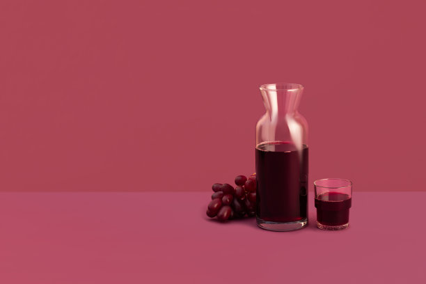 醒酒器与紫色背景的红酒和葡萄酒杯图片下载