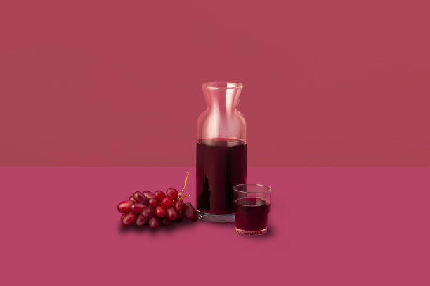 醒酒器与紫色背景的红酒和葡萄酒杯图片下载