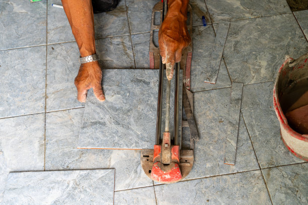 专业的泰国建筑商，瓷砖，在墙壁上铺设瓷砖，浴室图片下载