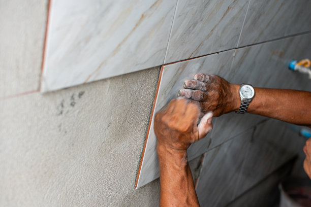 专业的泰国建筑商，瓷砖，在墙壁上铺设瓷砖，浴室图片下载