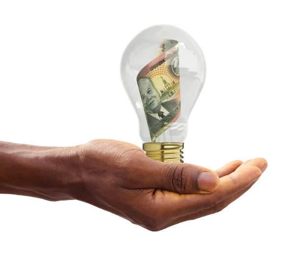 黑色的手拿着老挝基普笔记里面的透明灯泡，创造性的思维。通过解决问题赚钱。有思想观念图片下载