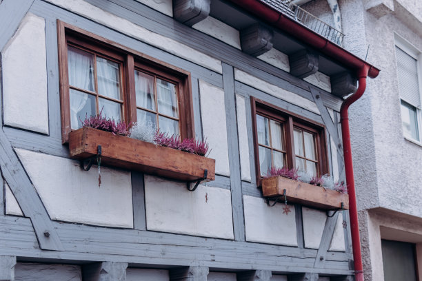 白色和橙色灰泥的漂亮的老木梁房子。渔民的季度。Fachwerk。图片下载