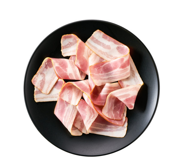 黑色盘子里的熏肉条被隔离在白色背景上，俯视图。图片下载