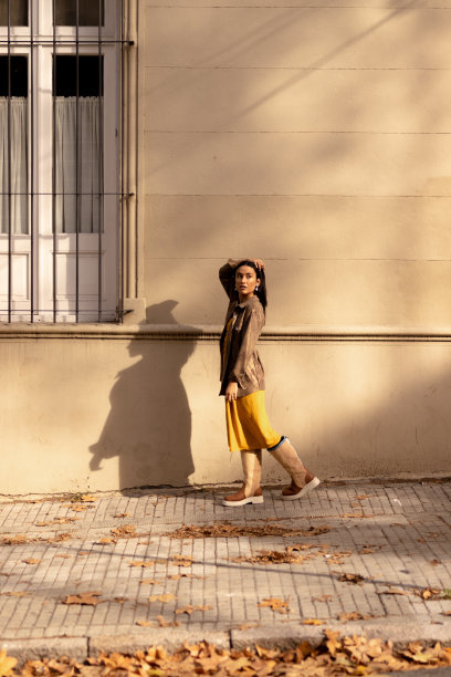 走在街上的少数民族年轻女子。Copyspace。时尚。图片下载