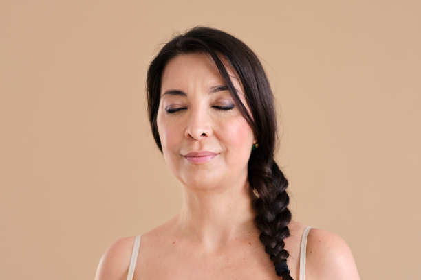 一个美丽自信的白人女性的特写镜头，穿着内衣，闭着眼睛，微笑着图片下载