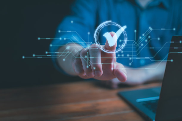 商人触摸虚拟屏幕上的选中图标。服务保障，业务流程自动化验证概念，质量保证管理，认证，数字化转型。图片下载